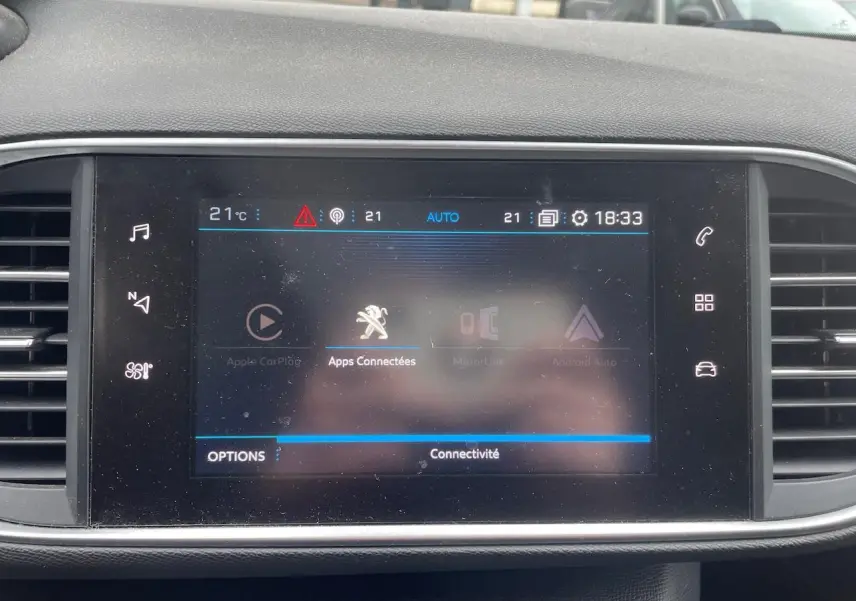 Écran tactile 9,7 pouces du tableau de bord de la Peugeot 308 gris Hurricane, affichant les apps connectées.
