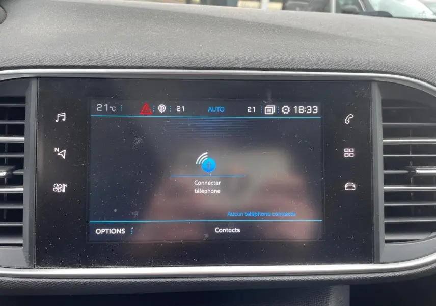 Écran tactile central de la Peugeot 308 gris Hurricane affichant la connexion Bluetooth au téléphone.