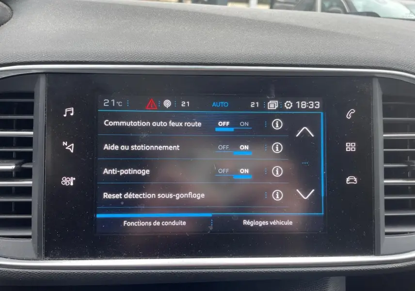 Écran tactile central de la Peugeot 308 gris Hurricane affichant les réglages d’aide à la conduite.
