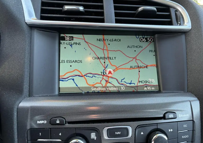 Écran de navigation eMyWay affichant une carte, intégré au tableau de bord gris clair de la Citroën C4 2012.