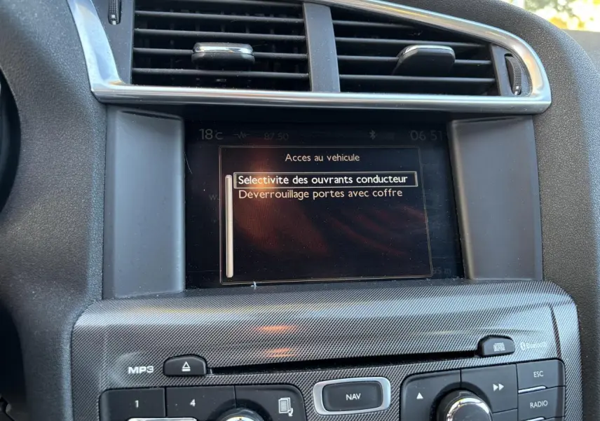 Écran central du système de navigation eMyWay dans l'habitacle d'une Citroën C4 gris clair, vue rapprochée.