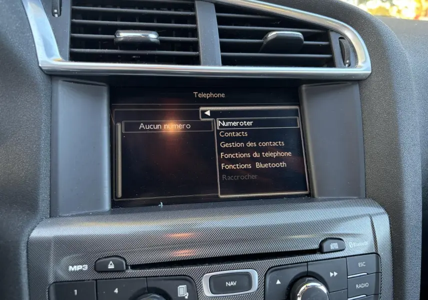 Écran central du système de navigation eMyWay de la Citroën C4 gris clair, affichant le menu téléphone.