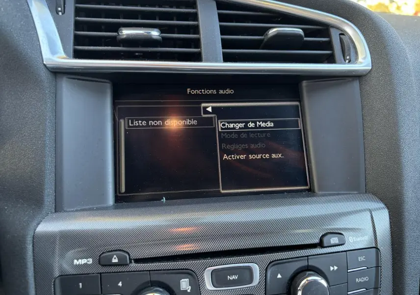 Écran central du système de navigation eMyWay sur tableau de bord noir de Citroën C4 gris clair, version 2012.