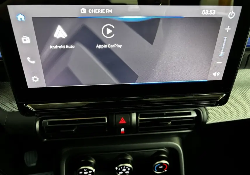 Gros plan sur l'écran tactile central 10,25 pouces de la Citroën C3 2025, avec commandes de climatisation en dessous.
