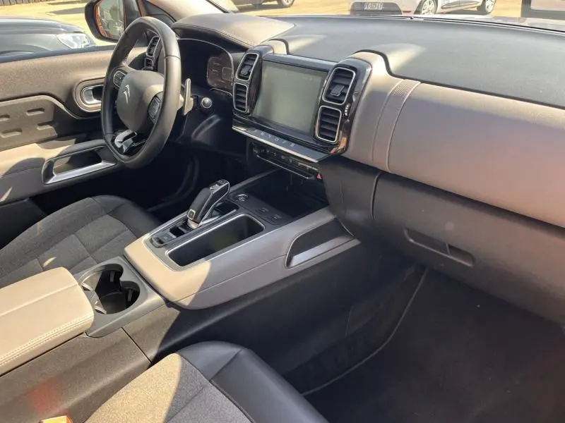 Intérieur avant droit du Citroën C5 Aircross gris 2019, avec tableau de bord bicolore et écran tactile central.