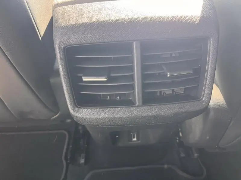 Gros plan sur les aérateurs arrière noirs du Citroën C5 Aircross gris, avec prise USB visible en dessous.