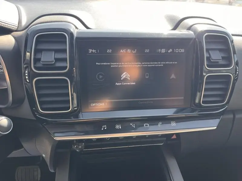 Vue rapprochée du tableau de bord noir du Citroën C5 Aircross 2019, avec écran tactile central et aérateurs verticaux.