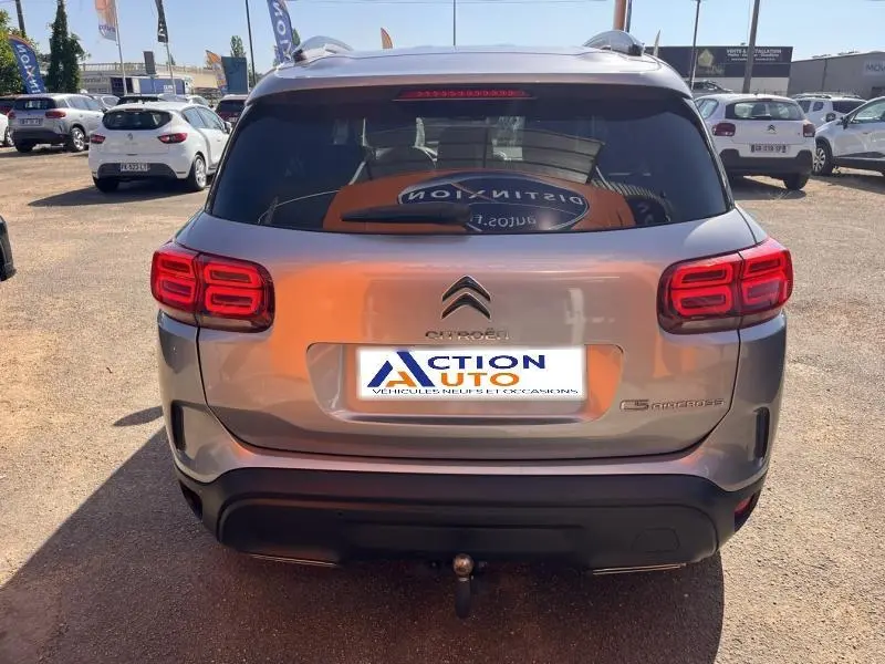 Vue arrière d'un Citroën C5 Aircross gris 2019 avec feux LED distinctifs et attelage visible.