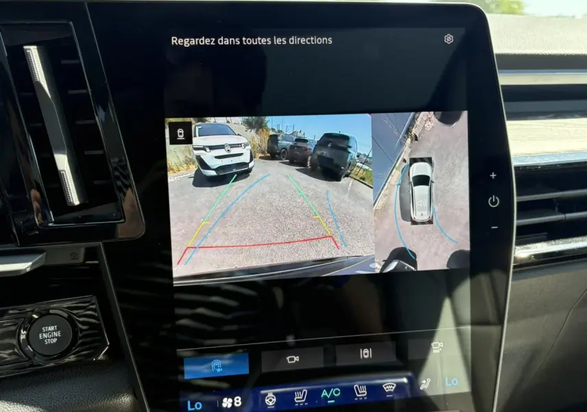Écran intérieur du Renault Espace VI montrant la caméra de recul et la vue 360° en stationnement.