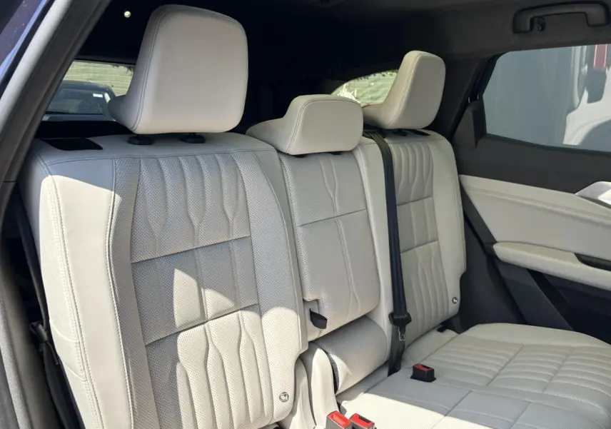 Vue latérale intérieure montrant la banquette arrière en sellerie refined gris sable clair du Renault Espace 2025.