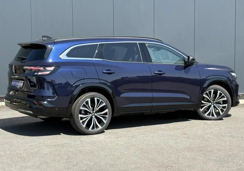 Renault Espace 2025 bleu nocturne en vue profil droit, avec jantes alliage 20 pouces et toit panoramique.