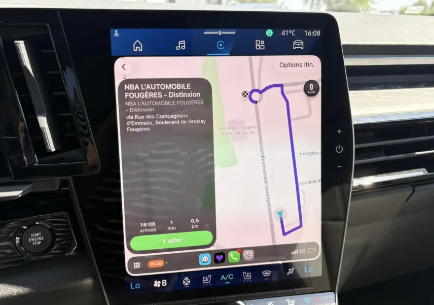 Vue rapprochée de l’écran tactile central du Renault Espace 2025 affichant la navigation GPS en intérieur noir.