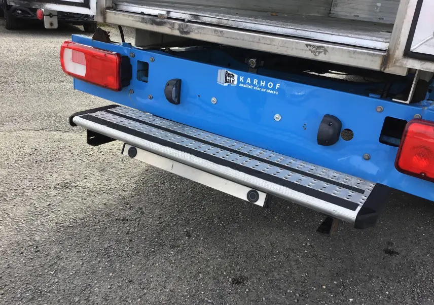 Détail de la partie arrière bleue du Volkswagen Crafter Chassis Cabine 2017 avec marchepied en aluminium et feux rouges.