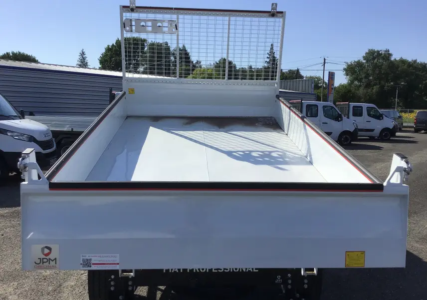 Vue arrière d'une benne acier blanche JPM de FIAT Ducato Chassis Benne 3T5 Maxi 2023, plateau vide et grillage de protection.