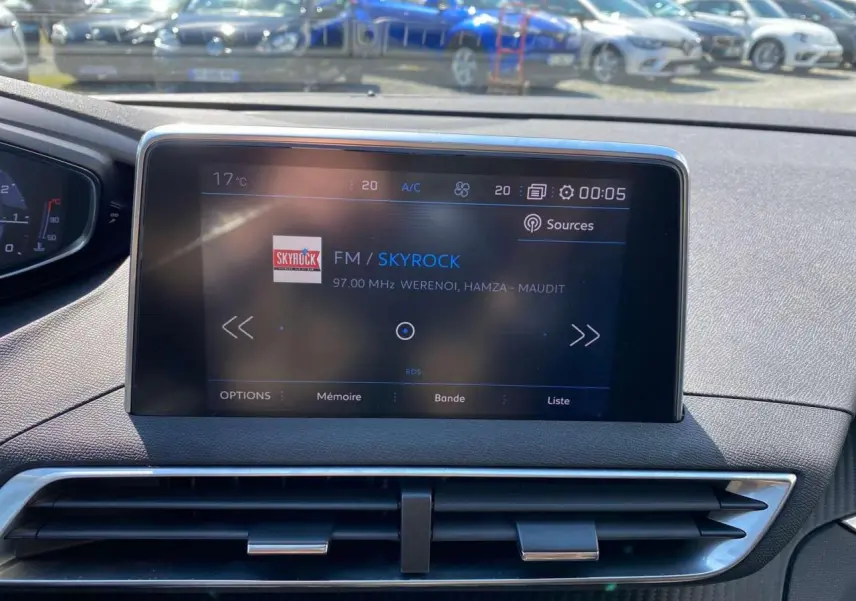 Écran tactile central du tableau de bord du Peugeot 5008 2019 affichant la radio FM Skyrock en extérieur.