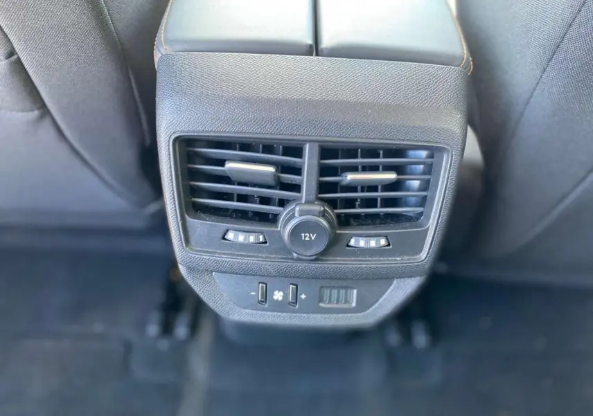 Vue rapprochée des aérateurs arrière et prises USB du Peugeot 5008 gris clair, version 7 places de 2019.