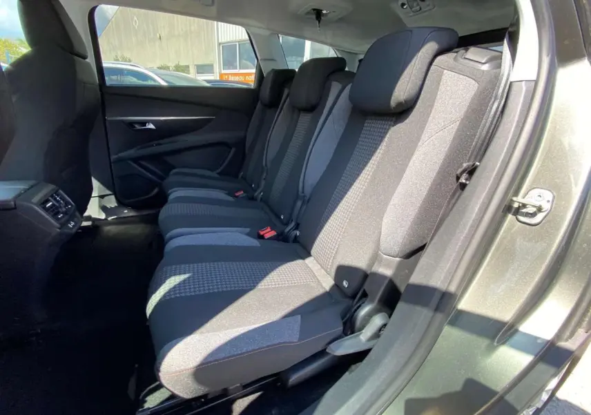 Vue intérieure côté droit sur la banquette arrière en tissu gris du Peugeot 5008 gris clair 7 places.