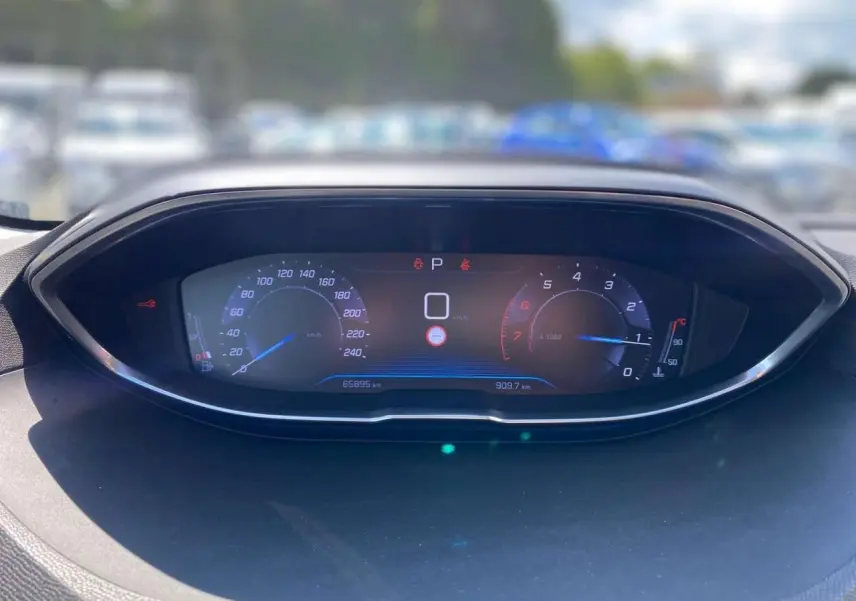 Vue rapprochée du tableau de bord numérique du Peugeot 5008 2019 affichant vitesse et compte-tours.
