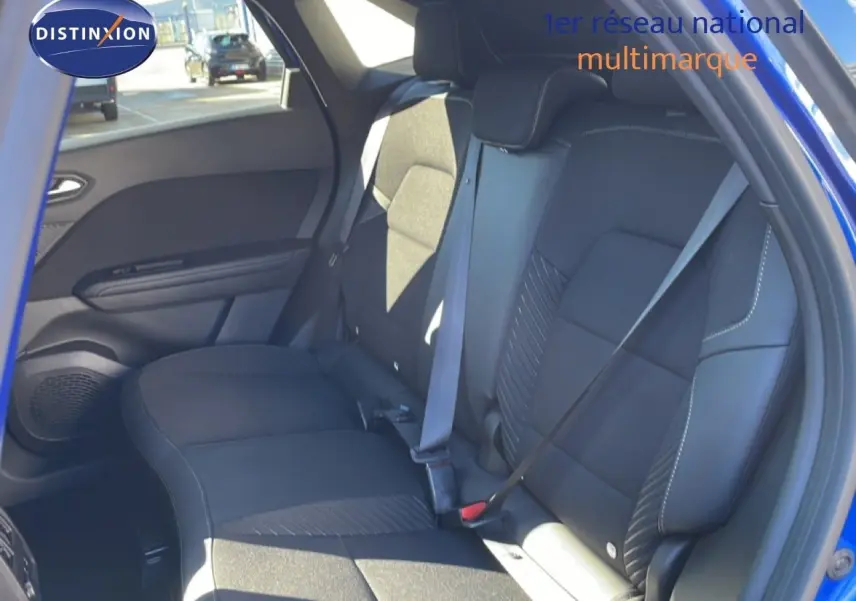 Vue intérieure côté droit des sièges arrière en tissu et cuir noir du Renault Symbioz bleu iron metal 2025.