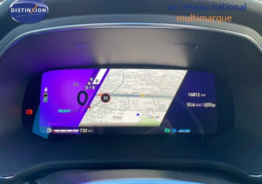 Tableau de bord numérique de la Renault Symbioz 2025 affichant la navigation et l’état hybride en vue frontale.