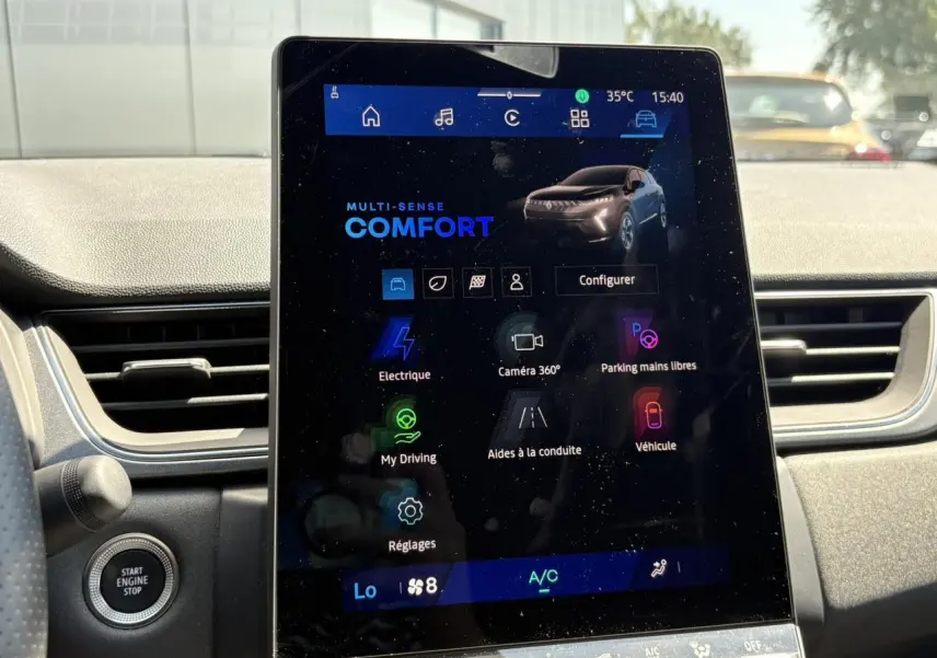 Écran tactile central du tableau de bord Renault Symbioz 2025 affichant le mode Confort et options de conduite.