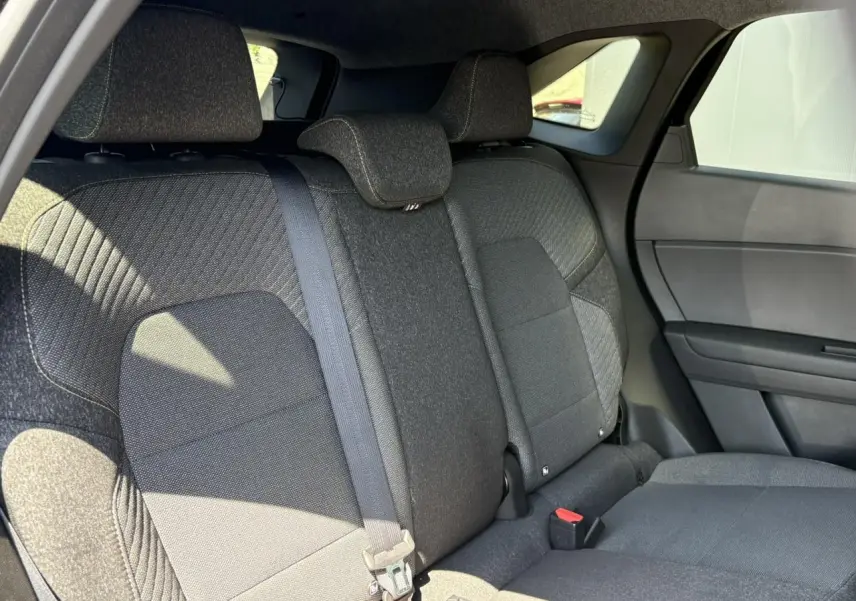 Vue intérieure du siège arrière droit de la Renault SYMBIOZ E-Tech Full Hybrid 2025 en tissu gris foncé.