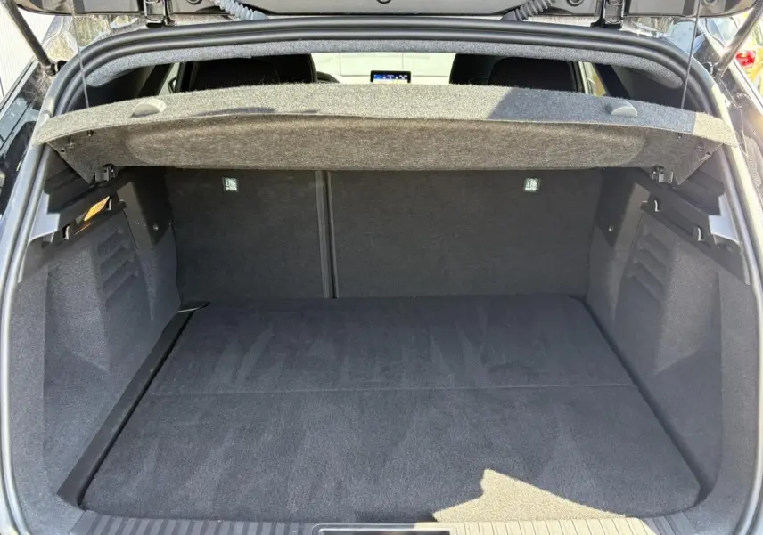 Vue arrière ouverte du coffre spacieux et tapissé en noir du Renault SYMBIOZ E-Tech Full Hybrid 2025.