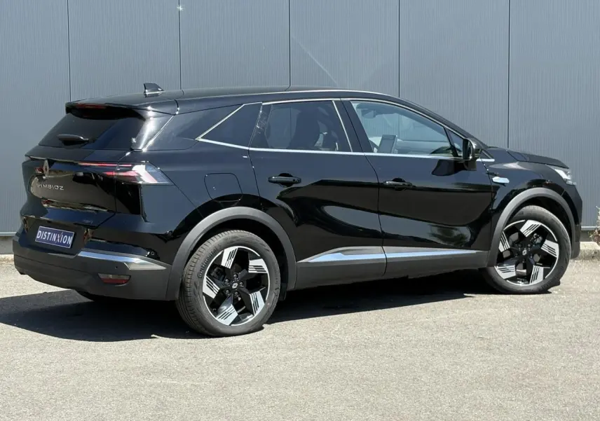 Vue 3/4 arrière droite du Renault SYMBIOZ noir étoilé avec jantes 18 pouces et lignes chromées sur les bas de caisse.