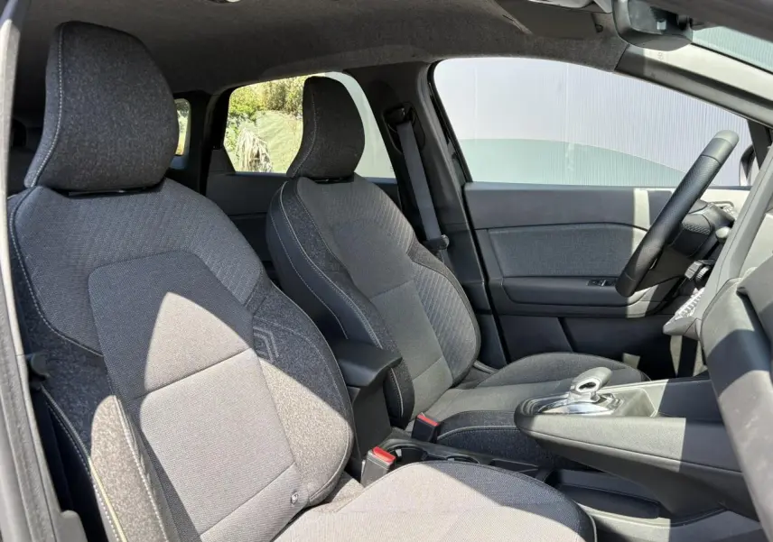 Intérieur de la Renault SYMBIOZ 2025, vue côté gauche sur les sièges avant gris foncé et volant noir.