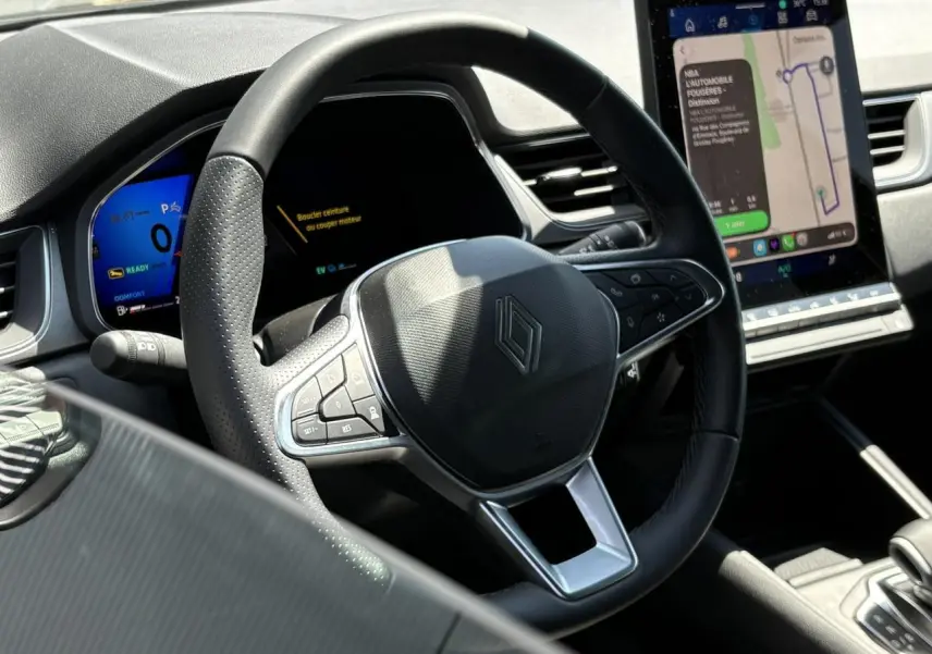 Vue rapprochée du volant et tableau de bord numérique du Renault SYMBIOZ noir étoile avec écran tactile vertical.