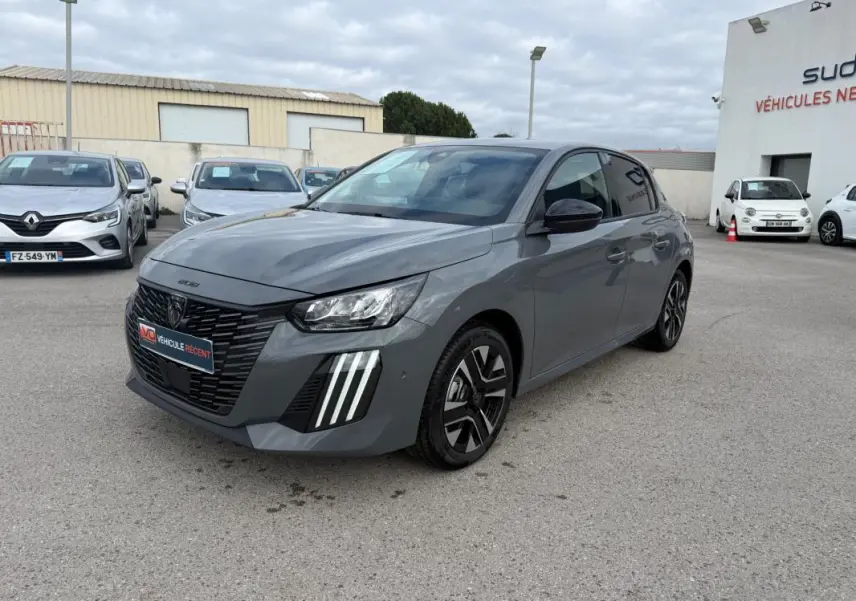 Peugeot 208 Hybrid 145 gris vue 3/4 avant droit avec jantes alliage et feux diurnes LED verticalisés.