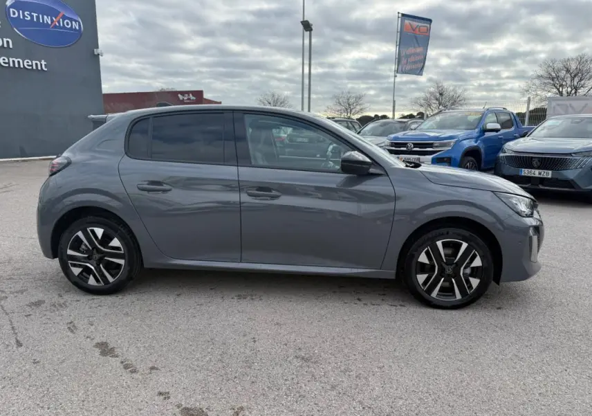 Peugeot 208 Hybrid 145 gris vue de profil côté gauche, avec jantes alliage noires et grises, vitres teintées.