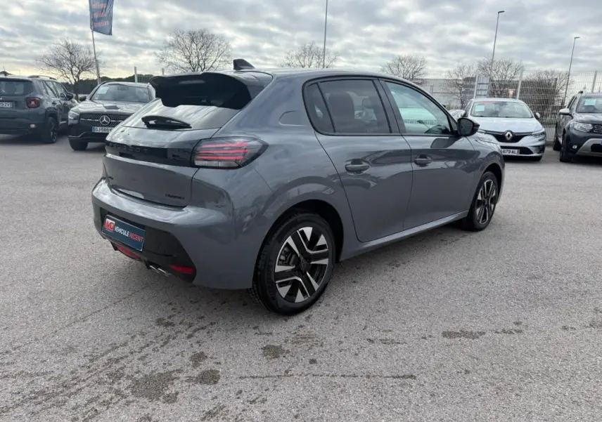 PEUGEOT 208 Hybrid 145 gris vu en 3/4 arrière droit, avec jantes alliage 16 pouces et antenne requin.
