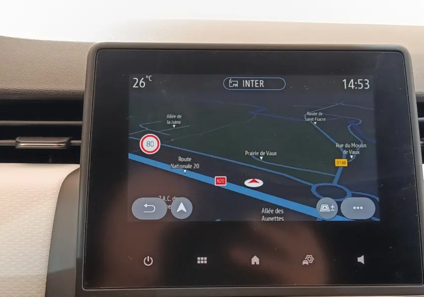 Écran tactile central de navigation 3D affichant une carte routière dans une Renault Clio blanche, vue intérieure.