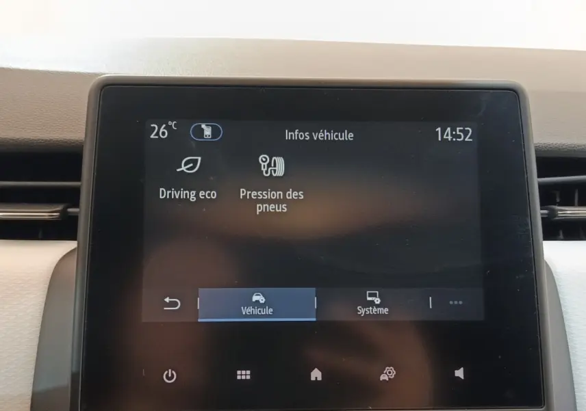 Écran tactile central de la Renault Clio Evolution TCe 90 2023 affichant les infos véhicule et pression des pneus.