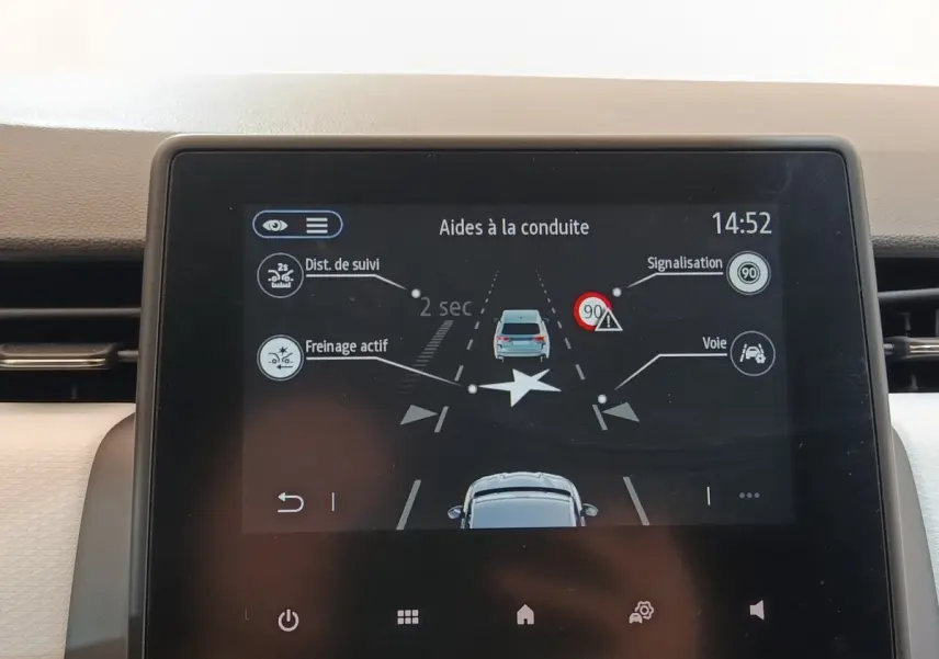 Écran tactile intérieur de la Renault Clio Evolution TCe 90 montrant les aides à la conduite en affichage couleur.