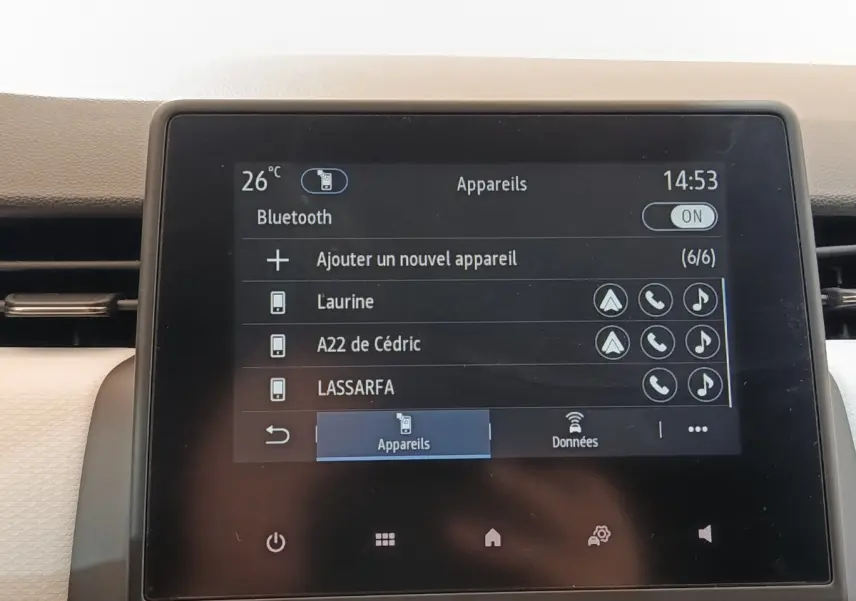 Écran tactile central de la Renault Clio blanc 2023 affichant la connexion Bluetooth et la liste des appareils.