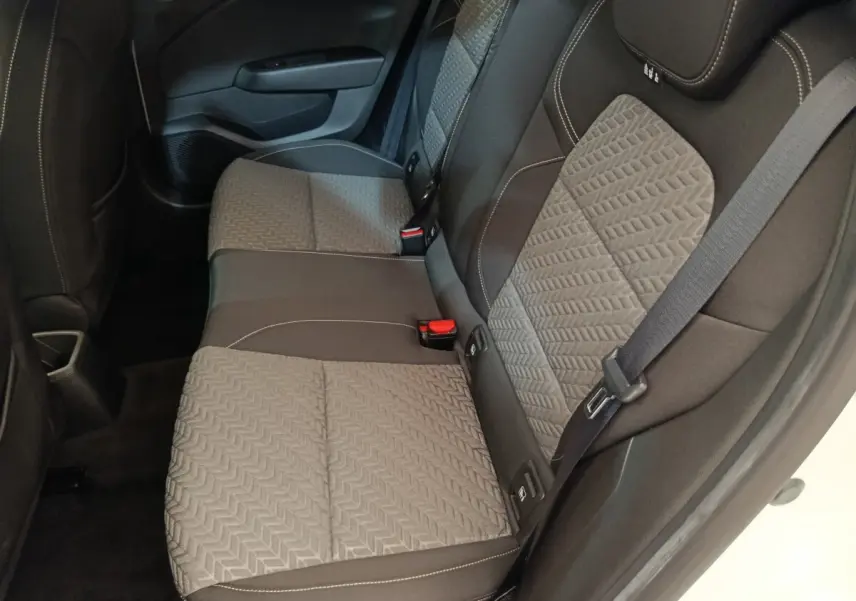 Vue latérale droite des sièges arrière gris et noirs de la Renault Clio Evolution TCe 90 2023, avec ceinture de sécurité visible.