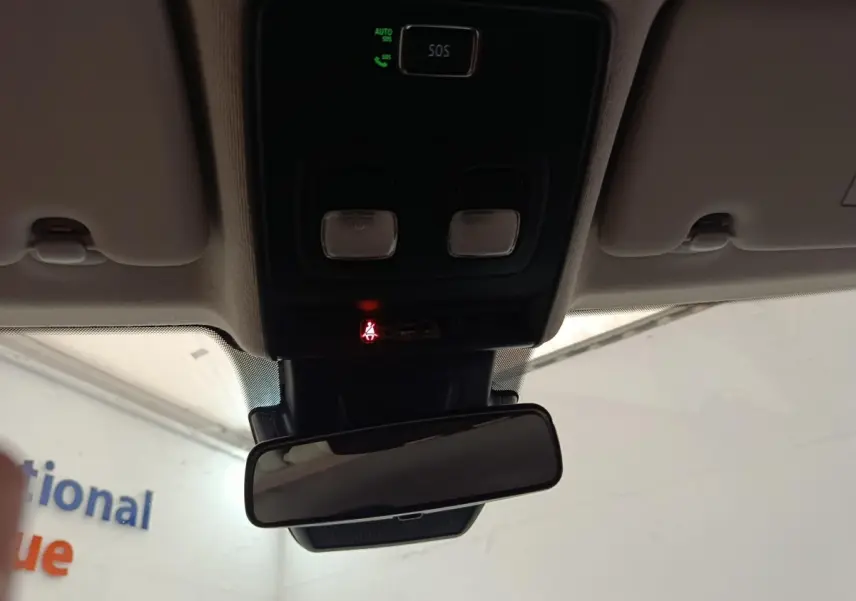 Vue intérieure du plafonnier et du rétroviseur intérieur de la Renault Clio Evolution TCe 90 2023.