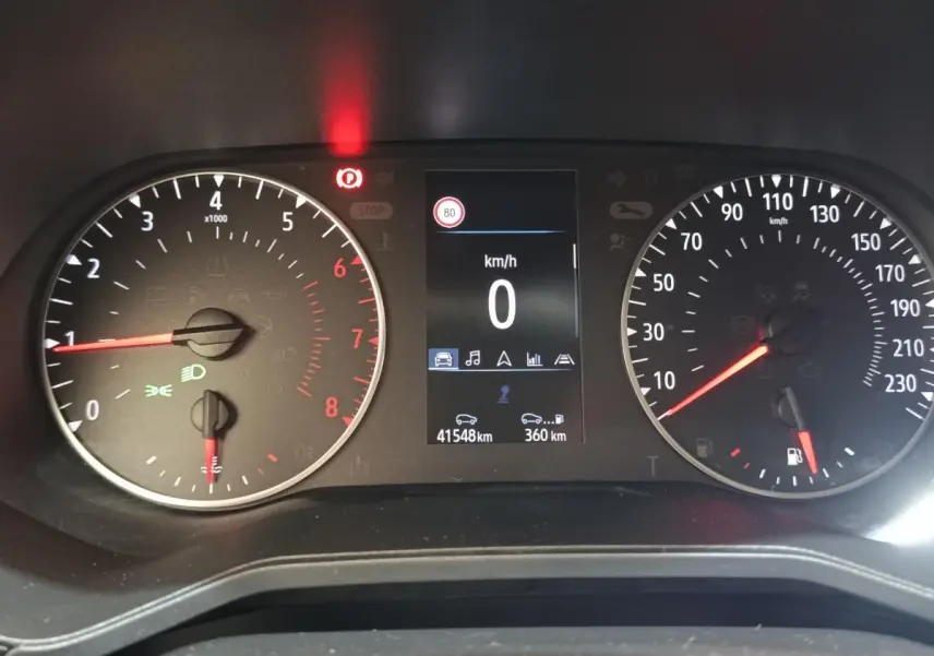 Vue rapprochée du combiné d'instruments numérique et analogique de la Renault Clio blanc, affichant 0 km/h et 41 548 km.