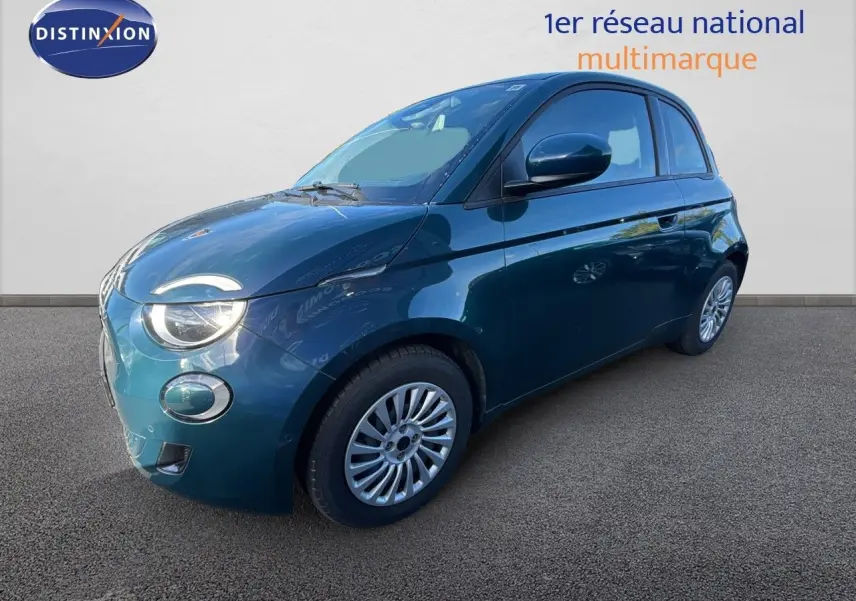 Fiat 500 électrique vert océan métal vue 3/4 avant droit sur fond neutre avec jantes argentées.