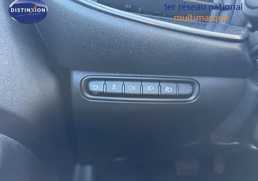 Gros plan sur les commandes de fonctions d’éclairage et d’aide à la conduite dans une FIAT 500 électrique vert océan 2023.