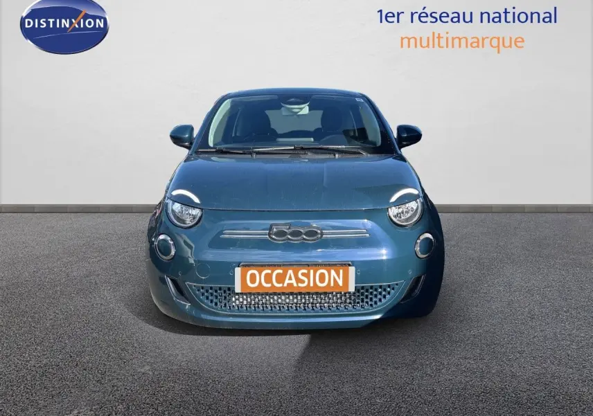 Vue frontale d'une FIAT 500 électrique 2023 en vert océan métallisé, avec plaque "OCCASION" visible.
