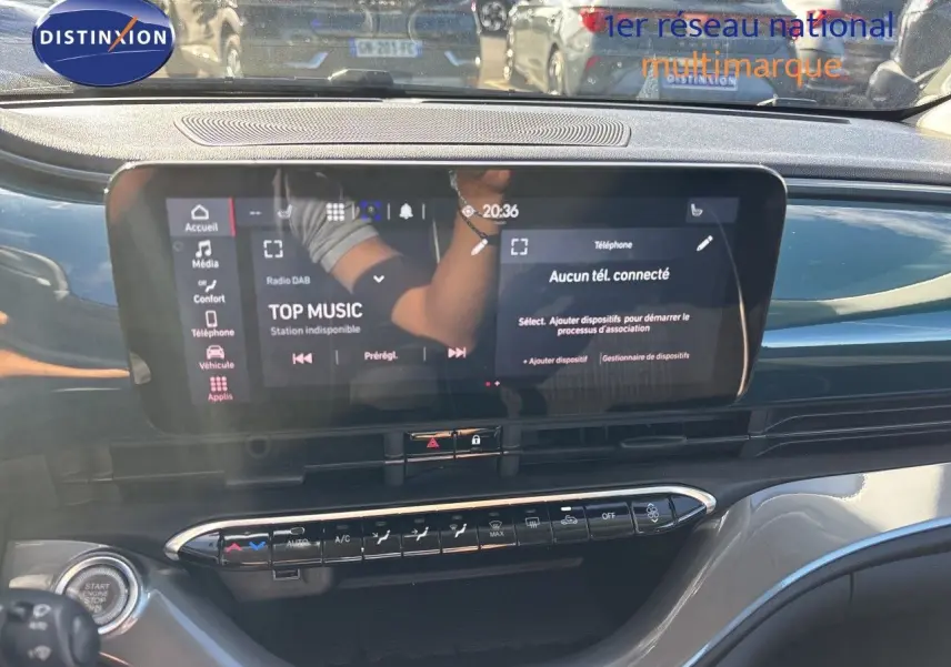 Vue intérieure du tableau de bord de la Fiat 500 électrique 2023, avec écran tactile et commandes de climatisation.