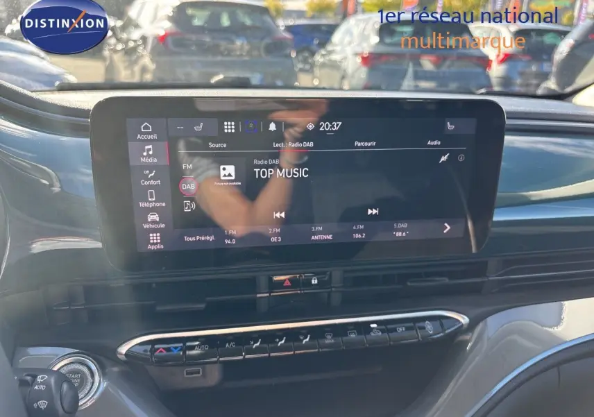 Vue intérieure du tableau de bord de la Fiat 500 électrique 2023, avec écran tactile et commandes de climatisation.
