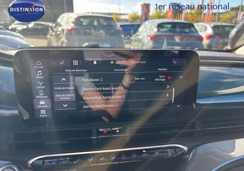 Écran tactile central affichant les réglages d’aide au stationnement dans l’habitacle d’une Fiat 500 électrique 2023.