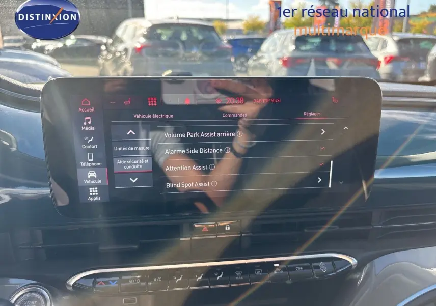 Vue intérieure du tableau de bord tactile de la FIAT 500 électrique 2023, affichant les aides à la conduite.