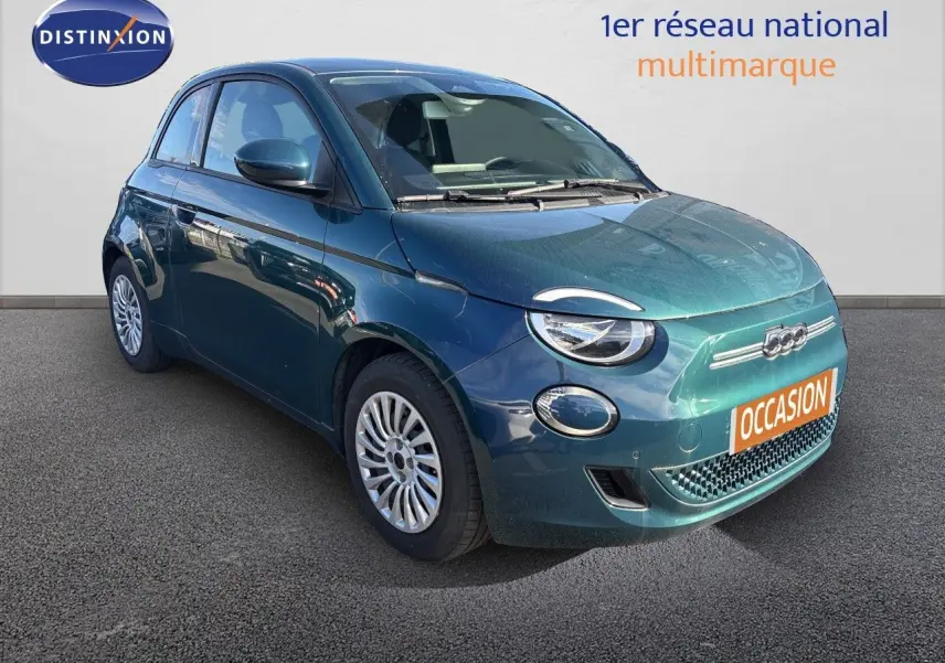 Vue 3/4 avant droite d'une Fiat 500 électrique 2023 en vert océan métal avec jantes argentées et calandre épurée.