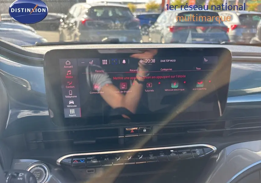 Vue rapprochée de l’écran tactile central du tableau de bord d’une FIAT 500 électrique 2023, ambiance intérieure moderne.