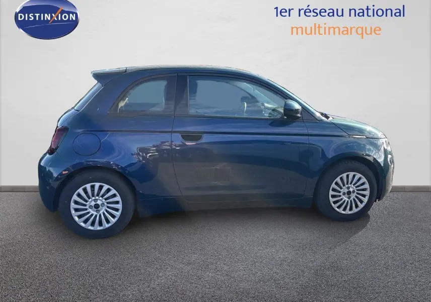 Profil côté gauche d'une FIAT 500 électrique 2023 en vert océan métal, avec jantes alliage et lignes arrondies classiques.